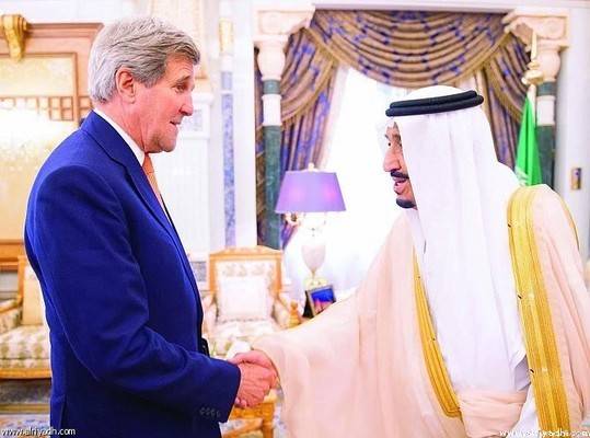 الملك السعودي يستقبل كيري