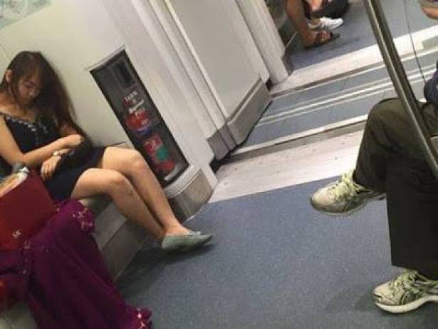 بالصورة: استغلّها وهي نائمة في القطار