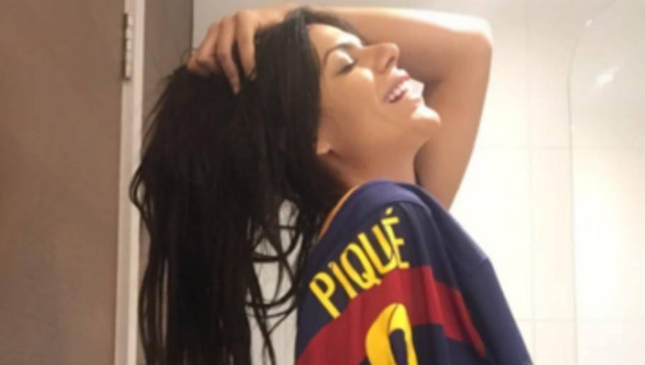 "ملكة المؤخرات" تحتفل بفوز برشلونة بالليغا بصور ساخنة!