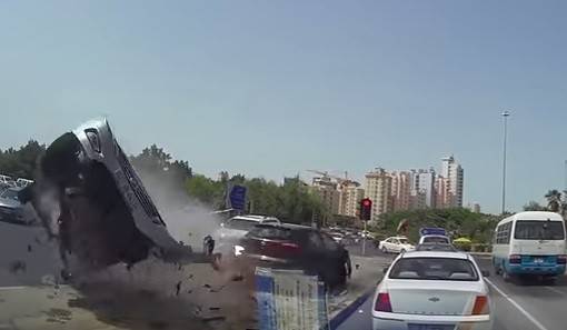 بالفيديو.. حادث سير 