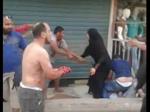بالفيديو عراك عنيف بين شبان سعوديين بس فتاة