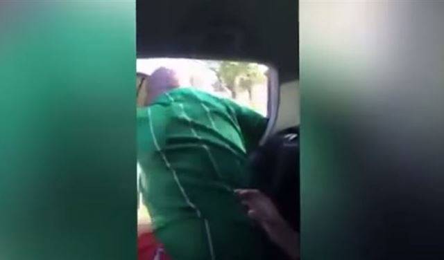 بالفيديو: متهور يقفز من سيارة مسرعة.. والسبب؟