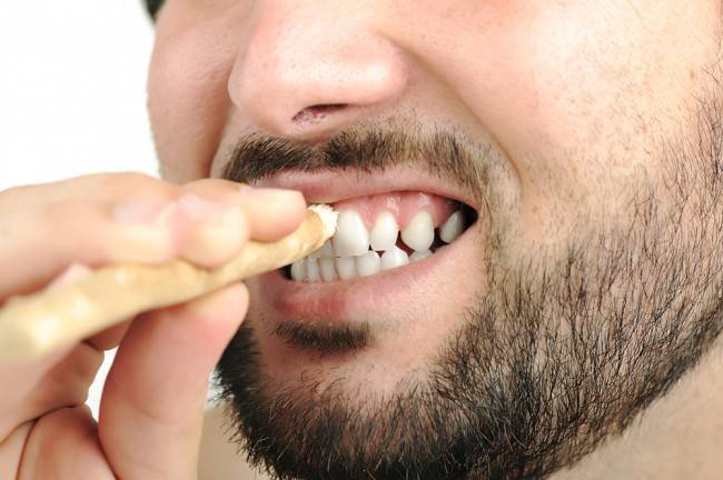 70 فائدة صحيّة مُذهلة للسّواك هذه أبرزها