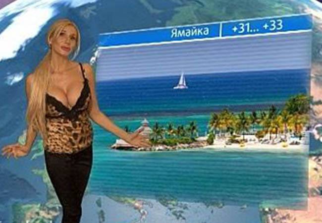 بالفيديو…مقدمة برنامج طقس تظهر بملابس مثيرة على الهواء