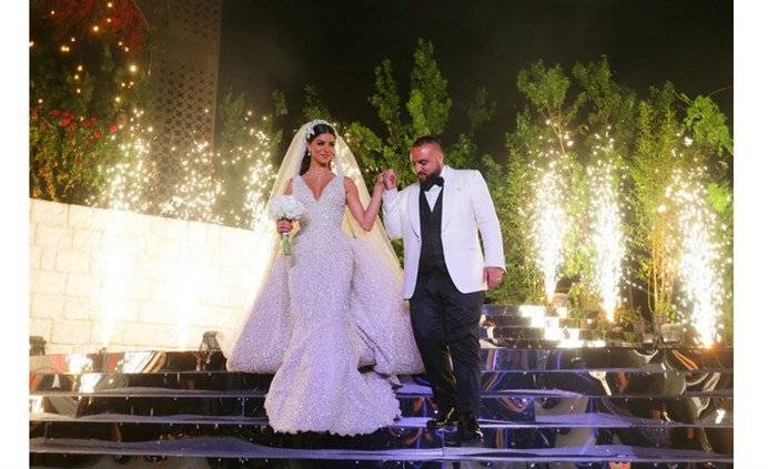 45 مصممًا لفستان ريما فقيه و1846 ساعة عمل.. فكم كلّف؟