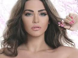 بالصور والفيديو.. قمر بالبكيني بعد وفاة والدتها بأسابيع!