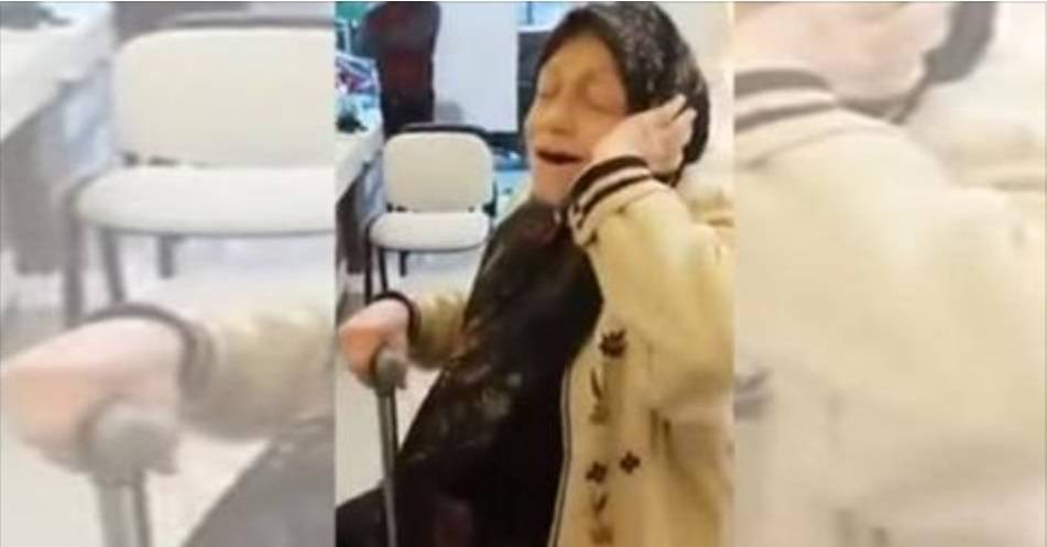 بالفيديو - مسنة تغني انا قلبي دليلي بصوت رائع