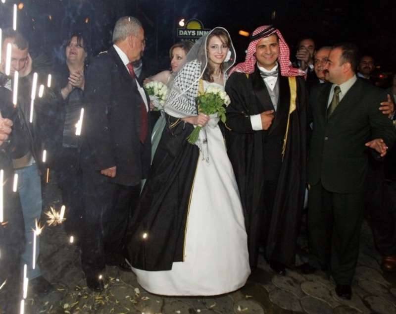 عريس يفاجئ عائلته ويتخذ قراراً هو الأول من نوعه!‎
