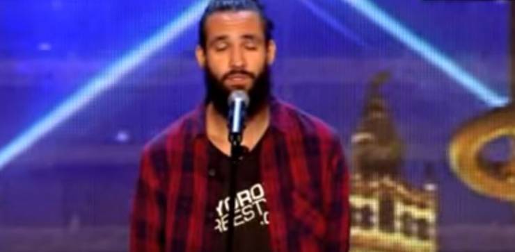 فيديو: شاب مصري يقوم بفعل غريب مع فتاة لجنة التحكيم في برنامج إسباني!