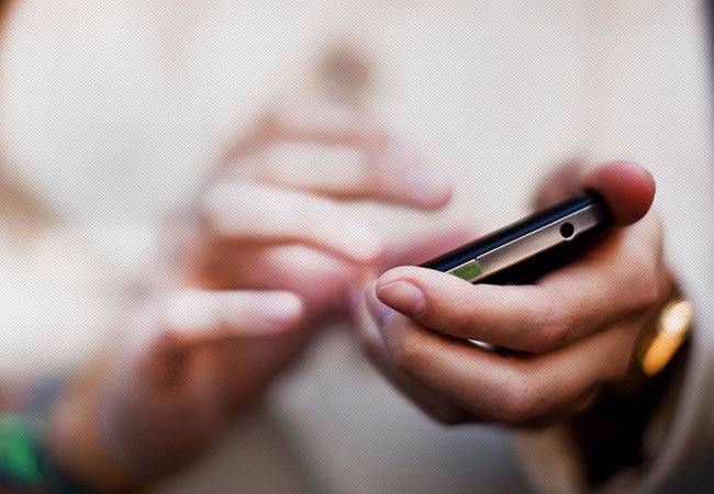 الترحيل والغرامة لامرأة فحصت هاتف زوجها بالإمارات