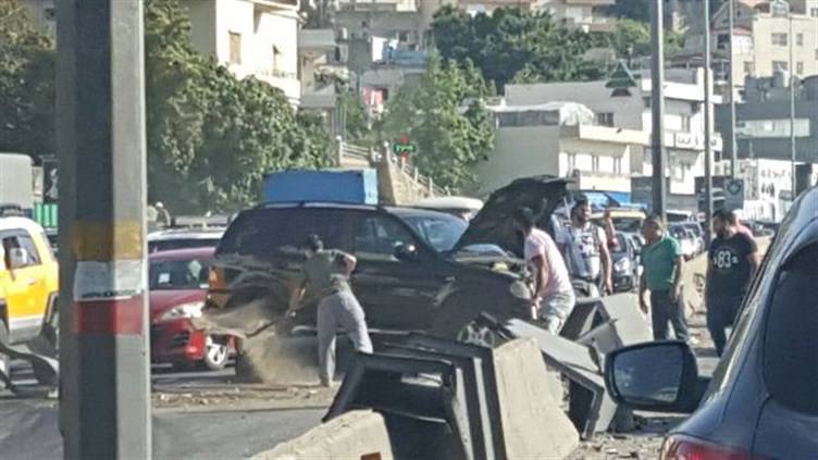 بالصور: حادث سير مروّع على اوتوستراد نهر ابراهيم.. وزحمة سير خانقة