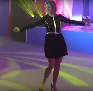 بالفيديو مسؤولة روسية تبهر الحضور برقصها