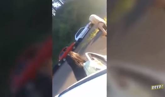 بالفيديو.. برازيلية ساحرة تتسبب بحوادث برقصها المثير وشقاوتها