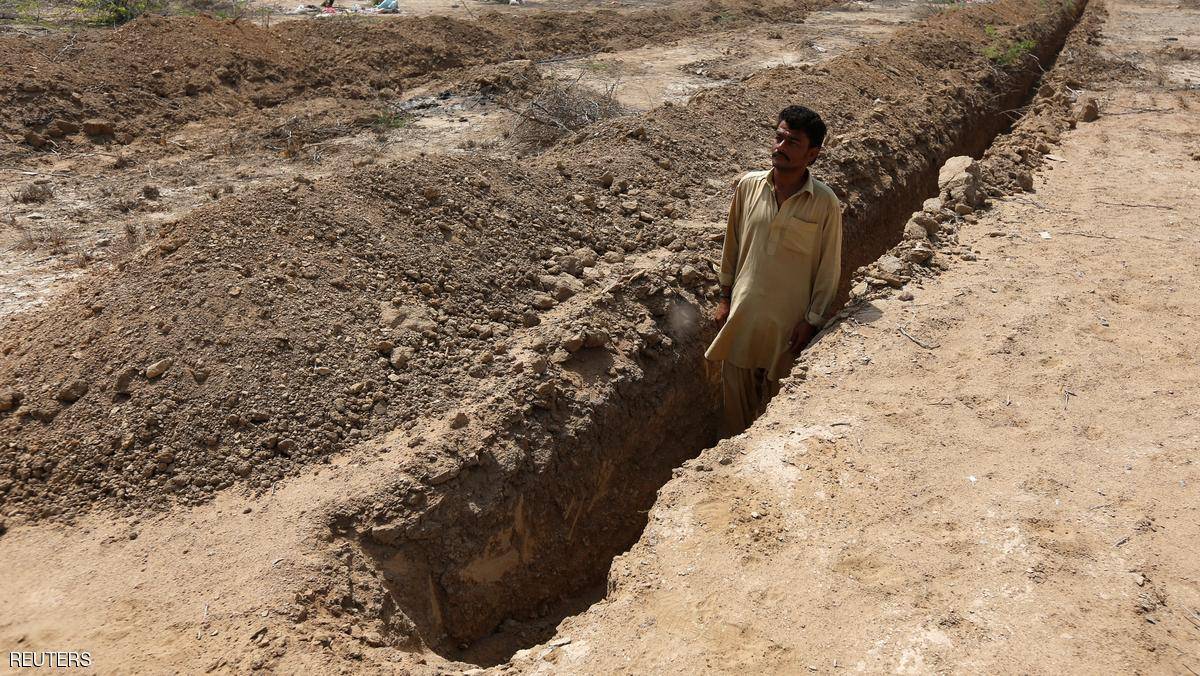 توفيراً للوقت.. باكستان تتحضر للحر بحفر القبور