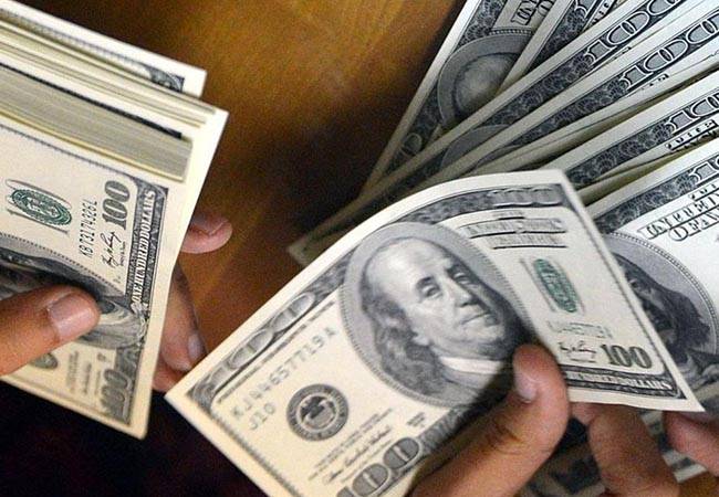 الدولار يقفز بفضل أسعار الفائدة