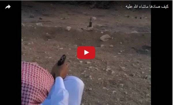 شاهد..مواطن يفتح قارورة زجاجية بمسدسه بمهارة عالية ثم يقوم بالشرب منها