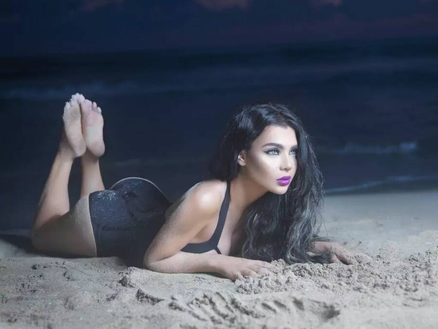 بعد صورة المايوه المثيرة للجدل.. قمر تلقي الضوء على مؤخرتها!