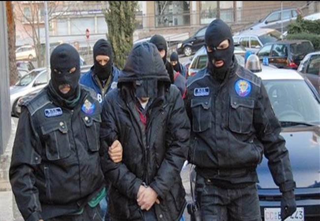 إيطالي يسطو على 12 مصرفاً مستعيناً بمسدس بلاستيكي