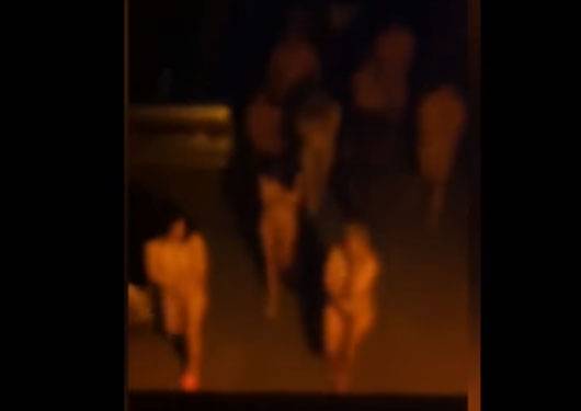 اقتحام بيت دعارة وإجبار الشابات على الخروج عاريات.. فيديو