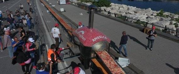 طولها 2 كيلومتر.. نابولي الإيطالية تدخل "غينيس" بأطول بيتزا في العالم