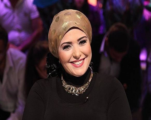 صابرين تصدم جمهورها.. تدخن سيجارة وهي بلا حجاب !