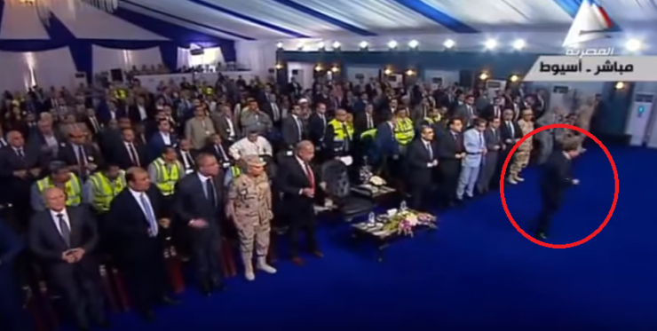 فيديو- السيسي يتعرض لموقف محرج أمام الحضور
