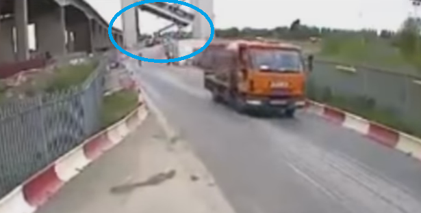 فيديو: لحظة انهيار جسر على طريق سريع في بريطانيا