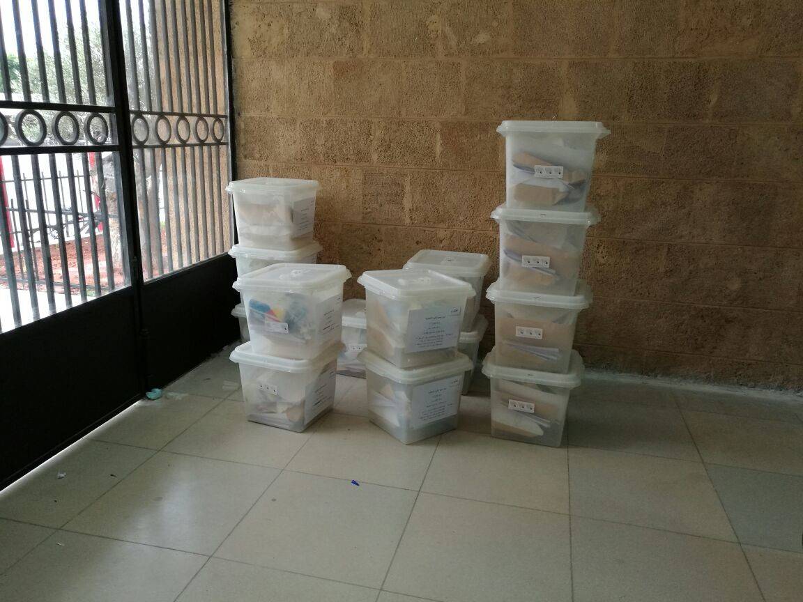 محافظ النبطية أشرف على عملية توزيع الصناديق