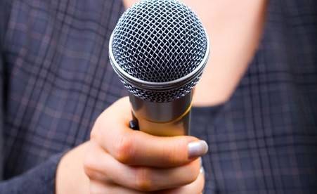 مراسلة تلفزيونية تتقرّب من وجه سياسي!