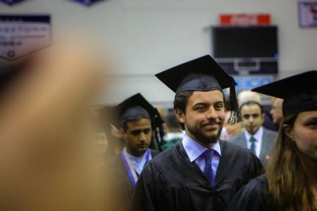 شاهد ماذا كتب الملك لولي عهده الامير الحسين في يوم تخرجه