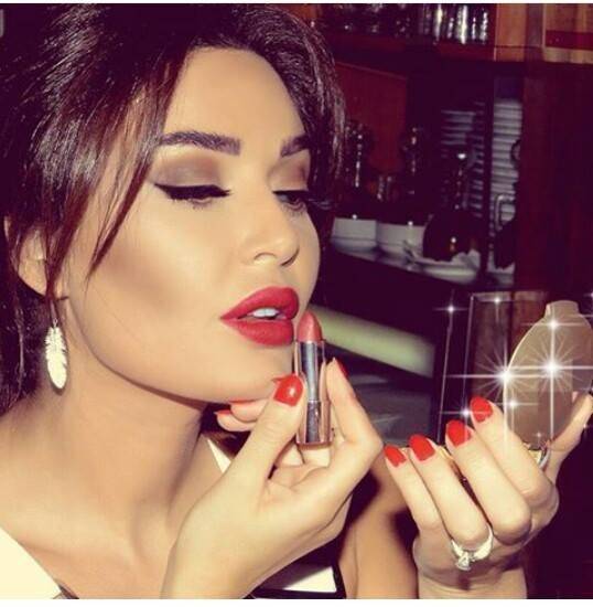 بالصورة: قبلة حارة ووردة حمراء من سيرين لـ..؟