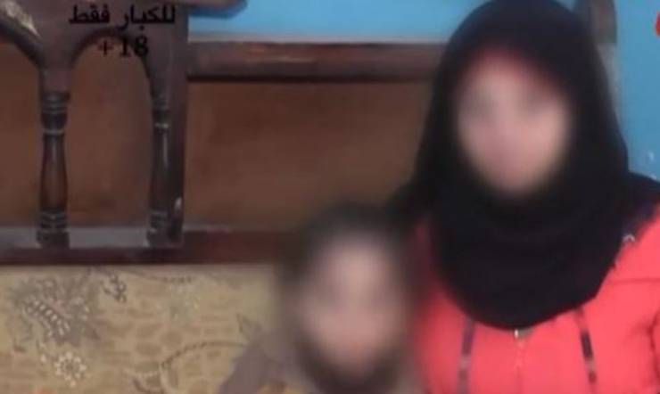 بالفيديو صدمة اجتماعية جديدة.. أب يسهّل الدعارة في منزله..”100دولار للبنت أو الزوجة”