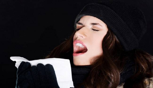 ماذا يحدث إذا فتحت عينيك أثناء العطسة؟