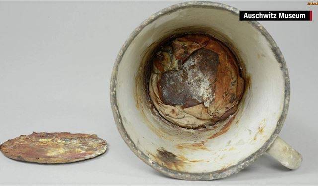 قدح من معسكر نازي يخفي سراً عمره أكثر من 70 عاما!