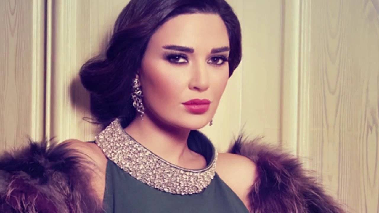فيديو- شاهدوا كيف قبّلت سيرين عبد النور شابا على الهواء!