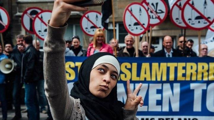 صور- بلجيكا: فتاة محجبة تتحدى مظاهرة معادية للإسلام