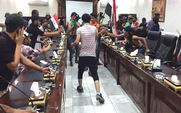 فرض حظر التجوال ببغداد بعد اقتحام مكتب العبادي