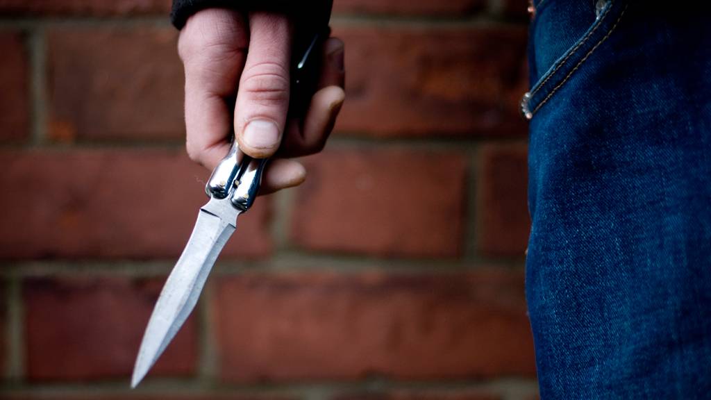 مطربة مشهورة تتعرض للطعن..فما هي حالتها الصحية؟