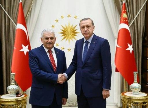 رئيس وزراء تركيا المكلف يعمل على تشكيل حكومته