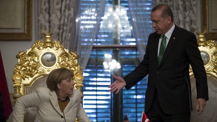 أردوغان وميركل يتفقان على مواصلة المفاوضات حول إلغاء التأشيرات بين أنقرة وبروكسل