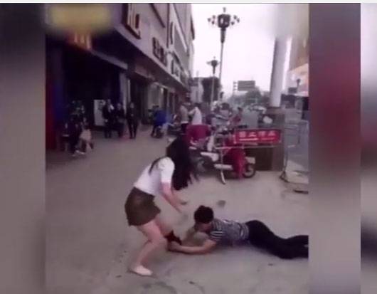 فيديو : شاب يمسك بساق حبيبته حتى لا تتركه ولكن ...