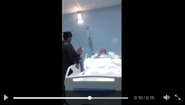 فيديو يدمي القلوب..شاب  يبشر والده بتخرجه وهو في غيبوبة بعد وفاة والدته