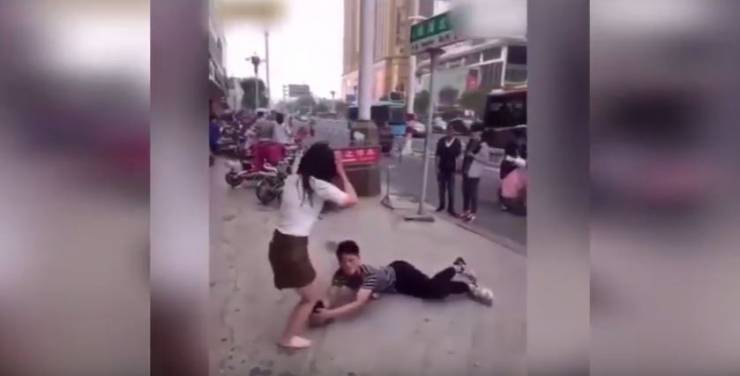 فيديو: شاب يمسك بساق حبيبته حتى لا تتركه ولكن ..!!