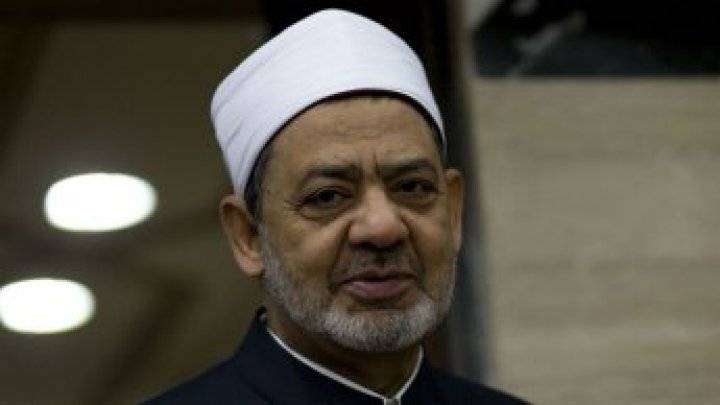 شيخ الأزهر يزور مسرح باتكلان ويقرأ الفاتحة على أرواح ضحايا اعتداءات باريس