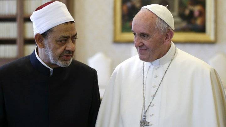 تفاصيا اللقاء التاريخي بين شيخ الأزهر والبابا فرنسيس في الفاتيكان