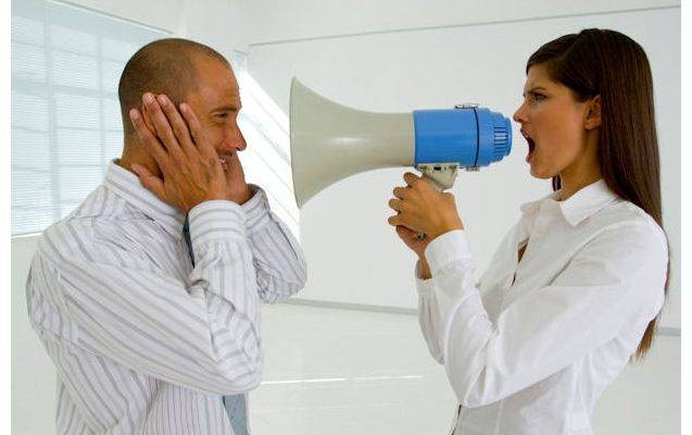 ما الذي يجعل المرأة أكثر ثرثرة من الرجل؟