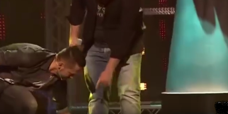 بالفيديو - حكم في thevoice يمسح حذاء متسابق.. شاهدوا ماذا حصل!؟