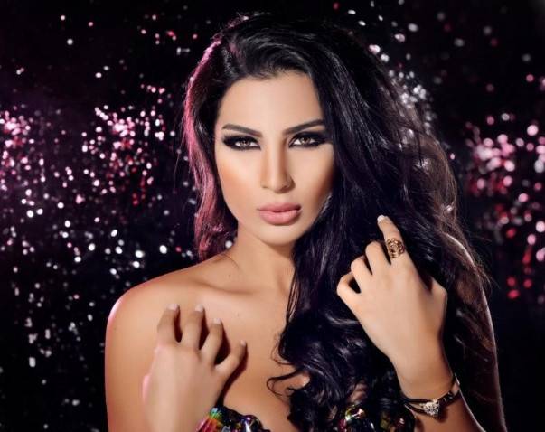 بالصورة:  إطلالة مثيرة لشيراز بفستان يكشف مفاتنها