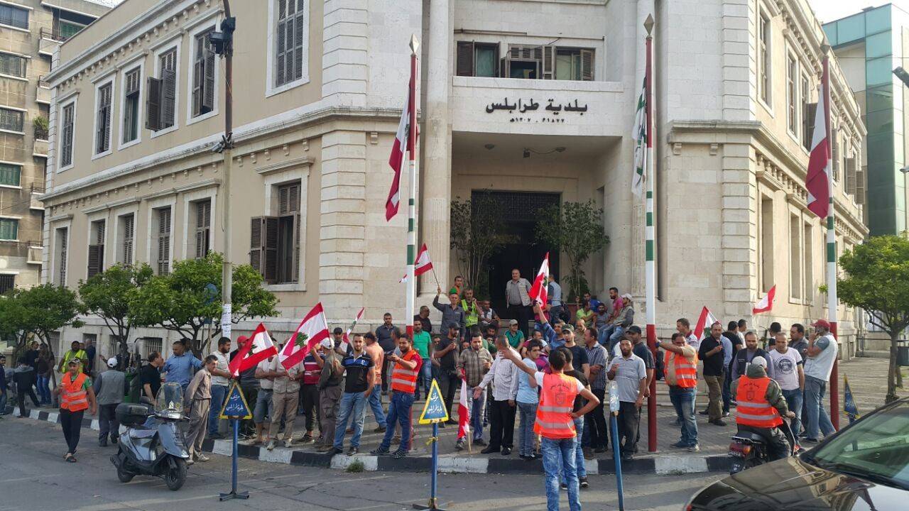 وزير الداخلية يوقع قرار تثبيت مياومي بلدية طرابلس