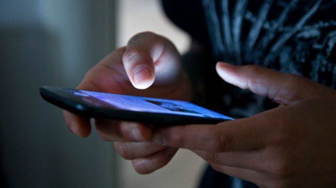 أشخاص وظيفتهم مراقبة كل ما ننشره على الإنترنت